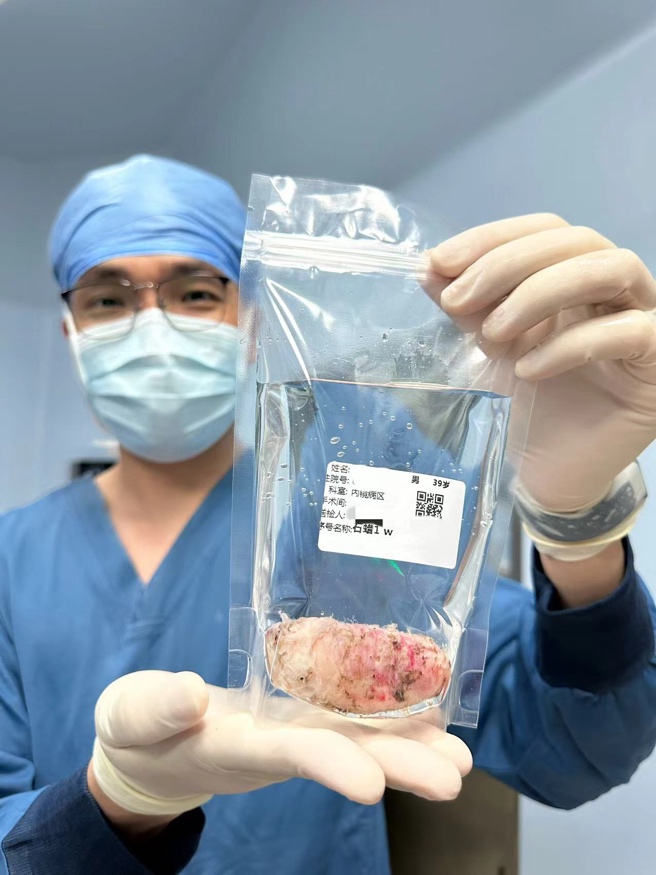 圖片包含 人, 女人, 食物, 男人

描述已自動生成