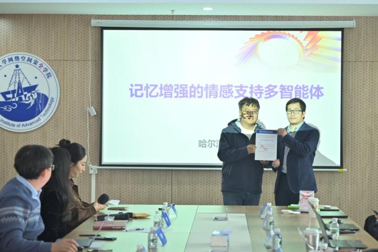 一群人坐在桌子前

AI 生成的內(nèi)容可能不正確。